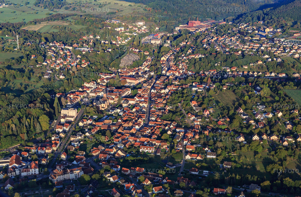 Vue aérienne: Vue d'ensemble de la ville depuis l'est à Niederbronn-les-Bains dans le département Bas Rhin, France – .Photo: IMG_139179.jpg prise le 01/10/2023 par Werner Riehm/FLY-FOTO.eu – Résolution de l'original: 5073 x 3329 px