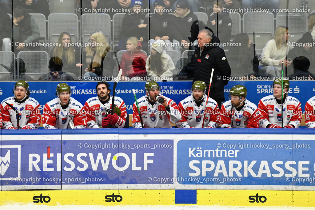 EC IDM WÄRMEPUMPEN VSV vs. HCB Südtirol Alperia | Spielerbank HC Bozen, Asisstentcoach HCB Südtirol Alperia FABIO ARMANI, Headcoach HCB Südtirol Alperia Doug Shedden, EC IDM WÄRMEPUMPEN VSV vs. HCB Südtirol Alperia, EC IDM WÄRMEPUMPEN VSV vs. HCB Südtirol Alperia am 28.12.2025 in Villach (Stadthalle Villach), Austria, (Photo by Bernd Stefan)