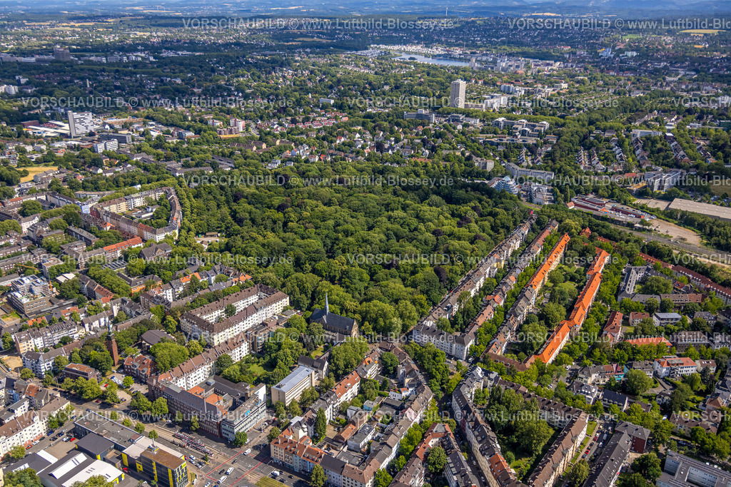 Dortmund230700080 | Luftbild, Ostfriedhof Waldgebiet, kath. Kirche St. Franziskus DO-Mitte, Wohnanlage Reihenhäuser zwischen Von-der-Goltz-Straße und Im Grubenfeld, Kaiserbrunnen, Dortmund, Ruhrgebiet, Nordrhein-Westfalen, Deutschland