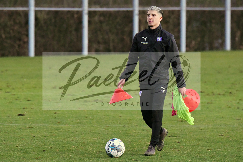 20200121_TRAOSN_0076 | Fußball, Herren: Anas Ouahim (VfL Osnabrück) schaut beim Training des VfL Osnabrück am 21.01.2020 im Sportpark Illoshöhe in Osnabrück, Deutschland.(Foto von Nico Paetzel) - Realisiert mit Pictrs.com