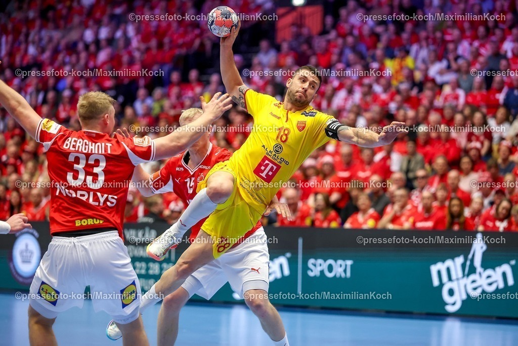EHF16012602021 | 16.01.2026, Handball, Men's EHF EURO 2026, Dänemark - Nordmazedonien, Jyske Bank Boxen in Herning, Dänemark, Preliminary Round:  Filip Kuzmanovski (North Macedonia #18) gegen  Emil Siersbaek Bergholt (Denmark #33) und  Magnus Saugstrup Jensen (Denmark #15) 