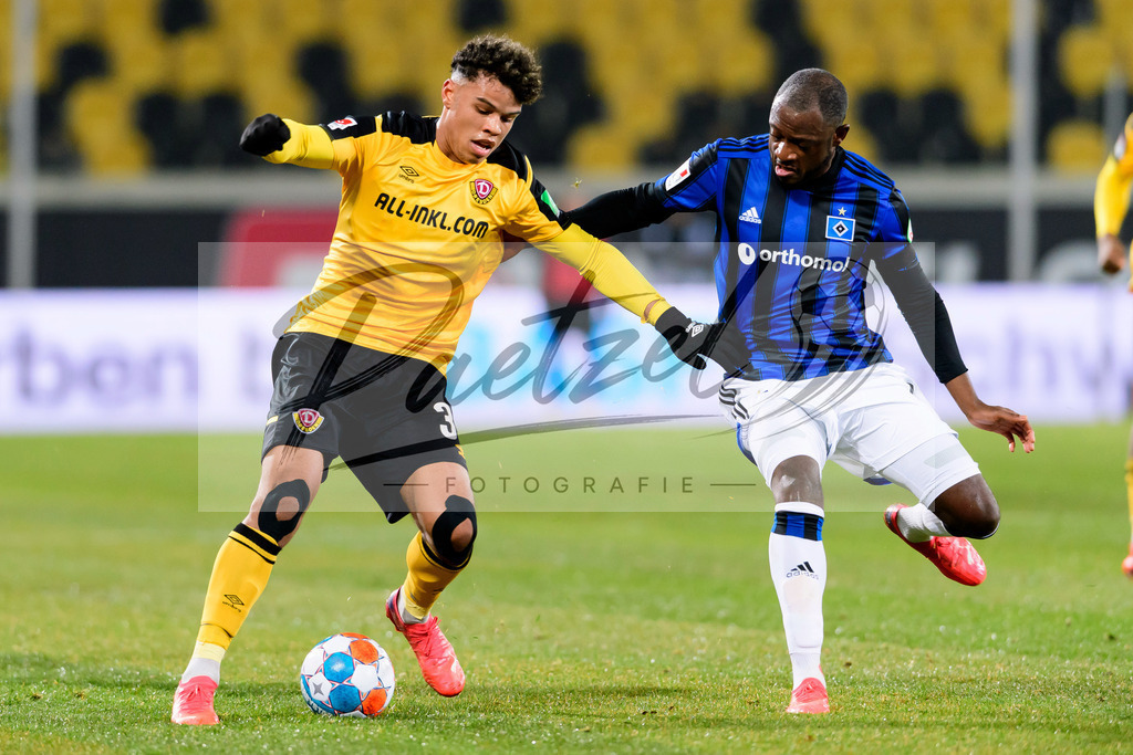 SGDHSV20220114_042 | Fussball, Herren: Ransford-Yeboah Koenigsdoerffer (SG Dynamo Dresden) und David Kinsombi (Hamburger SV) im Zweikampf bei dem Spiel der 2. Bundesliga zwischen SG Dynamo Dresden und Hamburger SV im Rudolf-Harbig-Stadion am 14.01.2022 in Dresden, Deutschland.DFB / DFL REGULATIONS PROHIBIT ANY USE OF PHOTOGRAPHS AS IMAGE SEQUENCES AND/OR QUASI-VIDEO. - Realisiert mit Pictrs.com
