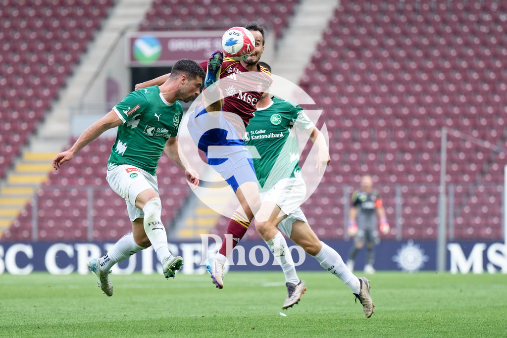 Brack Super League - Servette FC v FC Saint-Gall | Jeremy Guillemenot (21 Servette FC) and Jozo Stanic (4 FC Saint-Gall) battle for the ball (duel) during the Brack Super League match between Servette FC and FC Saint-Gall at Stade de Geneve in Geneva, Switzerland