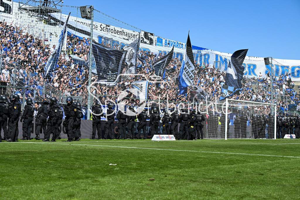 SpVgg Unterhaching - Arminia Bielefeld | Die Polizei hat sich vor dem Gaesteblock in Unterhaching platziert um einen Platzstrum zu verhingern / symbolbild / 3. Liga: SpVgg Unterhaching - Arminia Bielefeld, Uhlsport Park am 11.05.2025