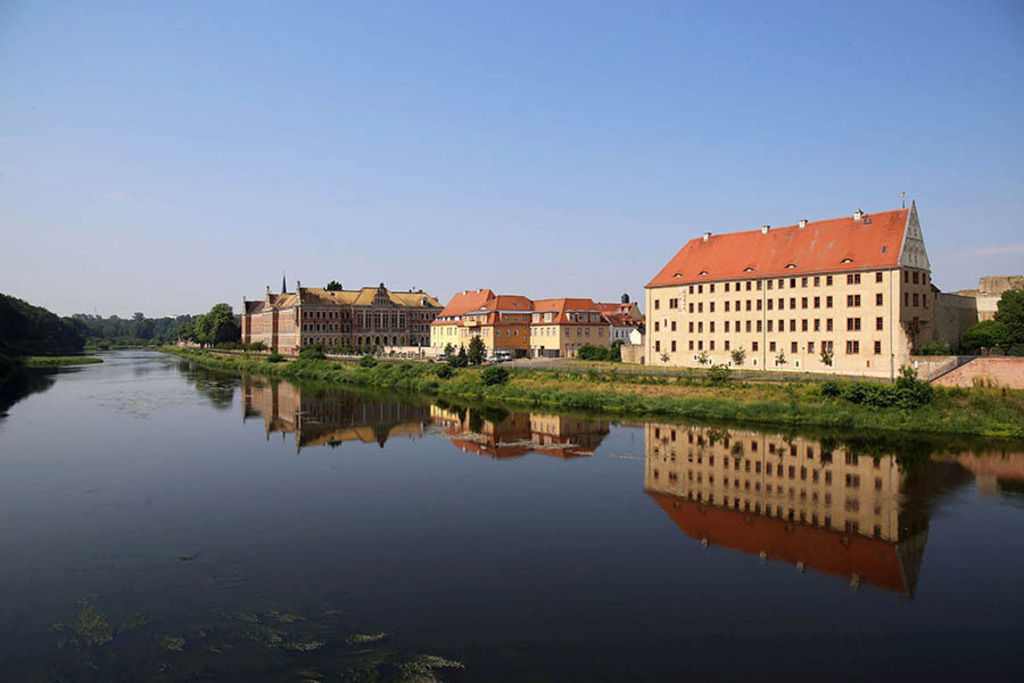 Grimma - Mulde - Gymnasium St. Augustin und Schloss Grimma | Entdecke über 20 Kategorien Leipzig-Motive: Foto-Downloads, hochwertige Poster, Leinwand- & Fine-Art-Prints. Jetzt Lieblingsfoto im Bildlexikon Leipzig Shop bestellen!