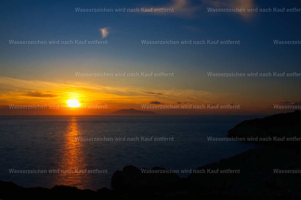 Capri - Blick vom Faro di Punta Carena Sonnenuntergang | Capri ist eine traumhafte Insel im Golf von Neapel, bekannt für türkisblaues Meer, beeindruckende Felsklippen, mediterrane Landschaften und die berühmten Faraglioni. - Realisiert mit Pictrs.com