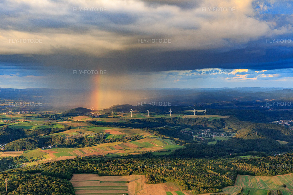 Luftbild: Windpark Merchingen vor einer Regenwand mit Regenbogen im Ortsteil Merchingen in Merzig im Bundesland Saarland in Deutschland. Foto: IMG_149619.jpg vom 05.09.2025 durch Werner Riehm/FLY-FOTO.de