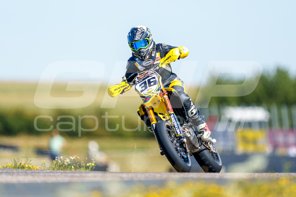 SuperMoto_Staatsmeisterschaft_Fuglau-natural-997 | GRIPcapture steht für authentische Sportfotografie in Österreich – für Momente, die mehr sind als Geschwindigkeit oder Ergebnis. Es geht um Emotion, Spannung, Fokus und den Augenblick, der oft nur einen Wimpernschlag dauert.Ob Motorsport, Teamsport oder 