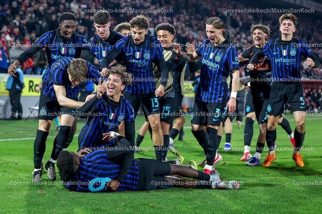 1FC04022601102 | 04.02.2026, Fußball, UEFA Youth League, U19 1. FC Köln - Inter Mailand, Sechzehntelfinale, RheinEnergie-STADION, Saison 2025 2026: Torjubel nach dem Tor zum 2:1 durch Torschütze Dilan Zarate (FC Internazionale Milano #18)  zusammen mit der Mannschaft   DFB regulations prohibit any use of photographs as image sequences and or quasi-video.