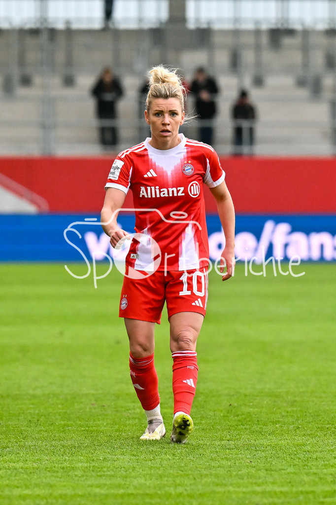 FC Bayern München - VfL Wolfsburg | MUNICH, GERMANY - 22. FEBRUARY: im Bild Linda DALLMANN (FC Bayern Munich 10) / Einzelfoto / Freisteller während dem Spiel zwischen den Frauen des FC Bayern München und den Frauen des VfL Wolfsburg am 19. Spieltag der Google Pixel Frauen-Bundesliga am FC Bayern Campus