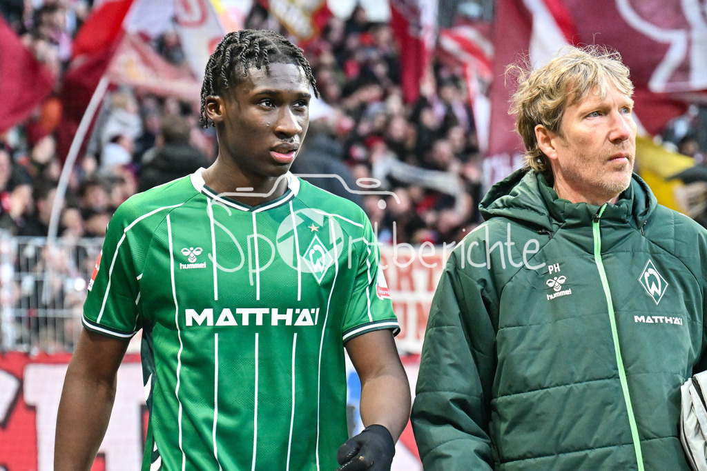 SV Werder Bremen - FC Bayern München | BREMEN, GERMANY - 14. FEBRUARY: der angeschlagene Karim COULIBALY (SV Werder Bremen 31) muss verletzt ausgewechselt werden während dem Bundesligamatch zwischen dem SV Werder Bremen und dem FC Bayern München am 22. Spieltag im Weserstadion / DFL REGULATIONS PROHIBIT ANY USE OF PHOTOGRAPHS AS IMAGE SEQUENCES AND/OR QUASI-VIDEO