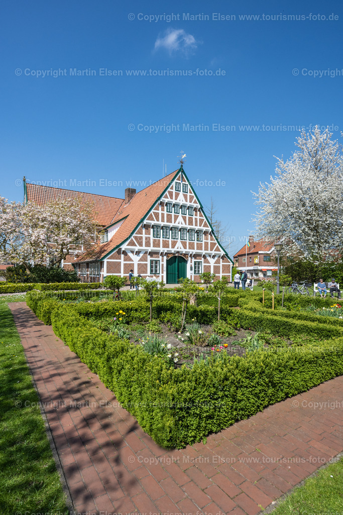 Altes Land Jork Rathaus_Kirschblüte_ELS_0027230423 | Fotos aus den Touristenorten aus Norddeutschland. - Realisiert mit Pictrs.com