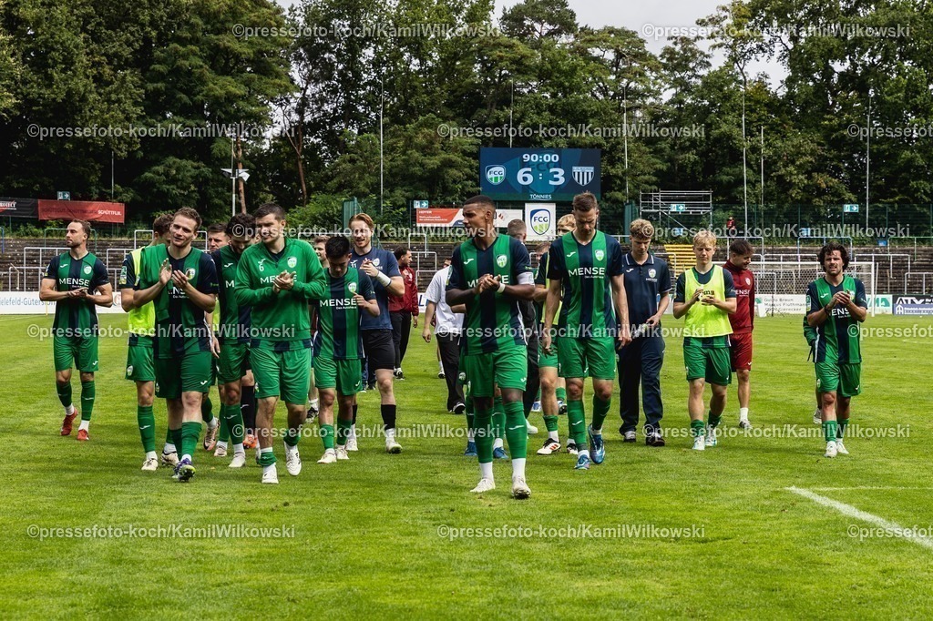 xkwi02082501076 | 02.08.2025, xkwix, Fußball, Regionalliga West, FC Gütersloh - 1. FC Bocholt, Ohlendorf Stadion im Heidewald: Mannschaft nach dem Spiel mit Ergebnistafel 