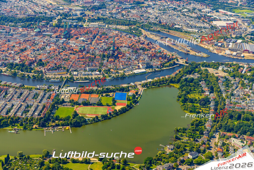 Luftaufnahme Sportzentrum Falkenwiese Lübeck - Die Luftaufnahme wurde 2025 vom UL-Flugzeug heraus erstellt ( ohne Drohne ) - Hochauflösende Luftaufnahme - für professionelle Ausdrucke geeignet. Die Geschenkidee !Mit Lizenz und Bildrechte bestellbar