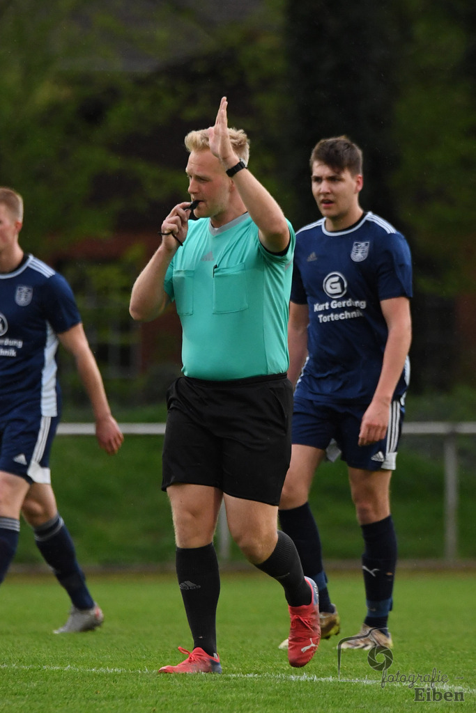 SV Eintracht Wiefelstede-VFL Bad Zwischenahn | Herren Kreisliga; SV Eintracht Wiefelstede (weiß)-VFL Bad Zwischenahn (blau) am 09.04.2024; in Wiefelstede (Sportanlage Am Breeden), Photo: Philip Eiben 2024 - Realisiert mit Pictrs.com