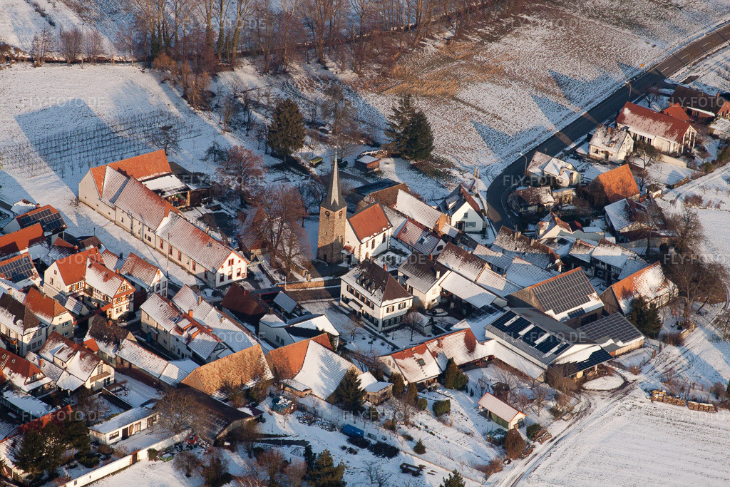 Luftbild: Kirche im Winter im Ortsteil Klingen in Heuchelheim-Klingen im Bundesland Rheinland-Pfalz in Deutschland. Foto: IMG_24455.jpg vom 16.02.2010 durch Werner Riehm/FLY-FOTO.de