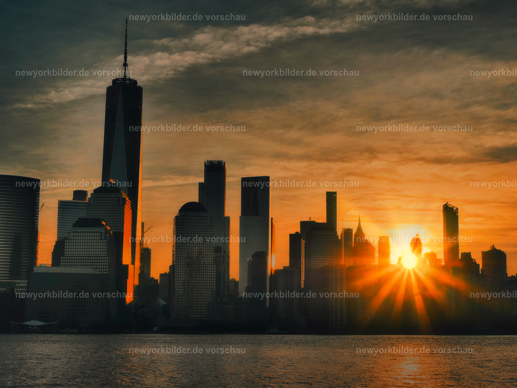 Magischer Sonnenaufgang über Manhattan – Wintermorgen am Hudson River | Ein Wintermorgen am Hudson River – die Luft ist klar und eiskalt, und die aufgehende Sonne findet ihren Weg durch die Wolken hinter den Wolkenkratzern von Manhattan. Der Himmel leuchtet in sanften Blautönen, durchzogen von zarten Quellwolken, während ein goldener Lichtstrahl direkt in mein Gesicht fällt. Die Skyline wirkt majestätisch, fast wie ein lebendiges Kunstwerk, das den neuen Tag begrüßt. Dieser Moment ist mehr als ein Foto – er ist ein Gefühl von Ruhe, Hoffnung und der unvergleichlichen Magie New Yorks. Die perfekte Kombination aus Natur, Architektur und Licht, eingefangen in einer Szene, die man nie vergisst.