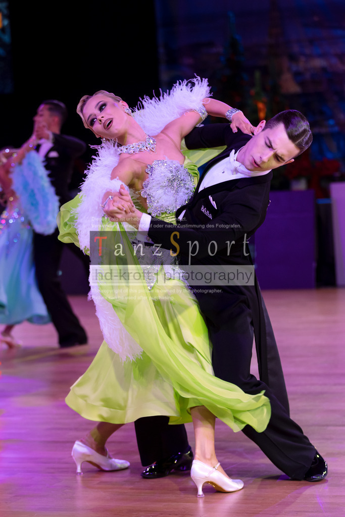 20241215_WDSF_Int_Open_Std-Riga-8706 | Tanzsportbilder, Standardtanz, Lateintanz, WDSF, DTV, LTVB, dancecomp, goc, hessen tanzt, blaues band der spree, walzer, tango, wiener walzer, slowfox, quickstepp, samba, rumba, cha-cha-cha, paso doble. jive, hd-kroft photography, turniertanzsport