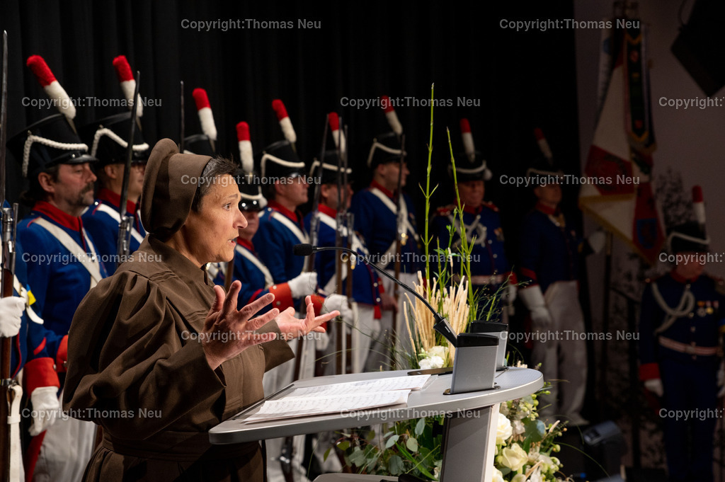 DSC_3938 | bbe, Bensheim, Einweihung Bürgerhaus Bensheim, ,Natürlich durfte Oald Bensem mit der Fraa vun Bensem alias Doris Walter nicht fehlen, statt Böllerschüsse gab es weiße Luftballon-Tauben die vor dem Dalberger Hof in die Luft gelassen wurden, die Bürgerwehr trug als Armbinde   die ukrainische Fahne,  , Bild: Thomas Neu