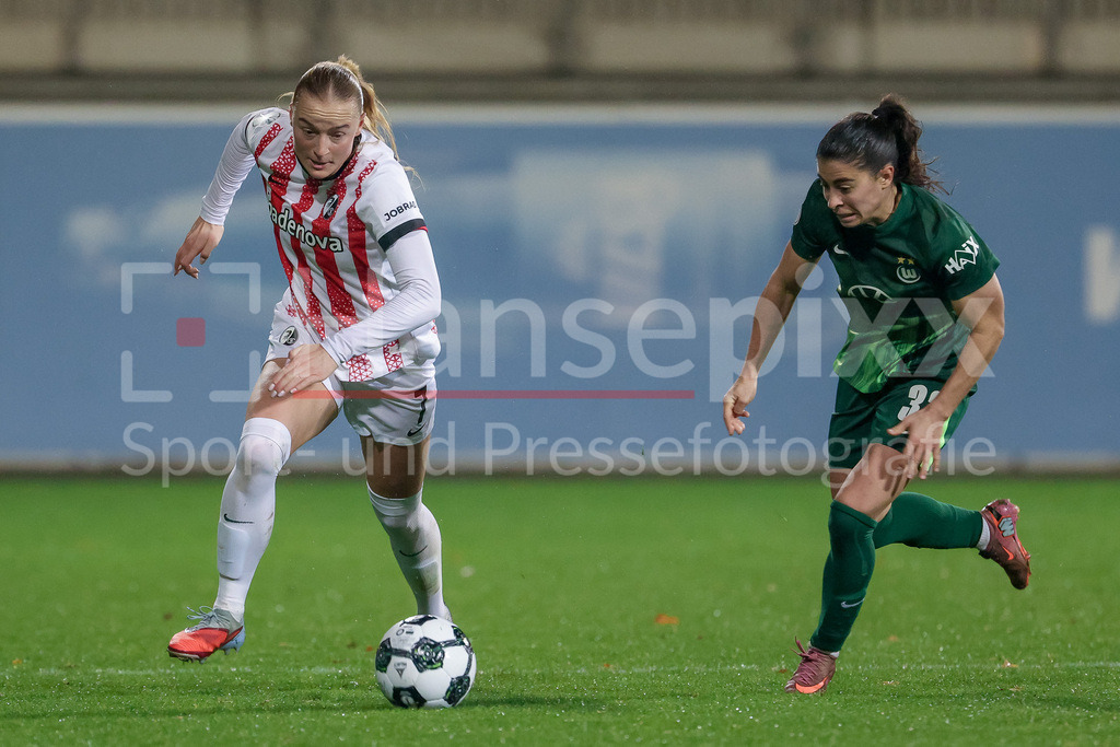 Fussball, DFB-Pokal Frauen, VfL Wolfsburg - SC Freiburg | v.li.: Tessa Blumenberg (SC Freiburg, 7) und Judit Pujols (VfL Wolfsburg, 33) im Zweikampf, Duell, Dynamik, Aktion, Action, Spielszene, DIE DFB-RICHTLINIEN UNTERSAGEN JEGLICHE NUTZUNG VON FOTOS ALS SEQUENZBILDER UND/ODER VIDEOÄHNLICHE FOTOSTRECKEN. DFB REGULATIONS PROHIBIT ANY USE OF PHOTOGRAPHS AS IMAGE SEQUENCES AND/OR QUASI-VIDEO.
