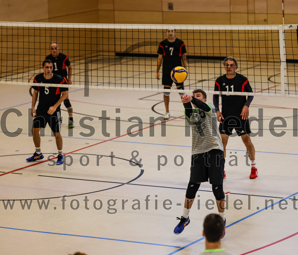 2021-11-27_124_TuS_Oberding_II_gegen_MTV_1881_Ingolstadt_III | Oberding, Deutschland, 27.11.2021:
Volleyball, Kreisliga 2021 / 2022, 5. Spieltag, TuS Oberding II gegen MTV 1881 Ingolstadt III, Endergebnis: 3:2

Corbinian Prell (TuS Oberding, #5), Andreas Ruß (TuS Oberding, #1), Christoph Stegemann (TuS Oberding, #7), Gregor Bartkowski (TuS Oberding, #11)

Foto: Christian Riedel / fotografie-riedel.net