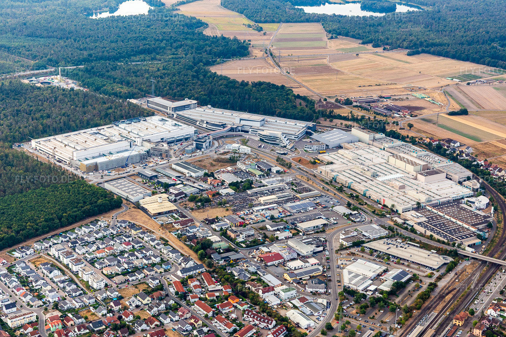 Luftbild: SEW-EURODRIVE GmbH & Co KG – Fertigungswerk und SCC Mechanik/Mechatronik im Ortsteil Graben in Graben-Neudorf im Bundesland Baden-Württemberg in Deutschland. Foto: IMG_134117.jpg vom 26.08.2022 durch Werner Riehm/FLY-FOTO.deWWW.SEW-EURODRIVE.DE