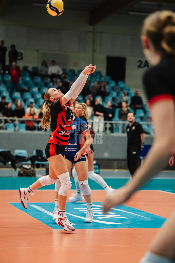 Volleyball | Frauen | Saison 2025/2026 | Volleyball Bundesliga | ETV Hamburger Volksbank Volleys vs. VfB Suhl LOTTO Thüringen | 07.03.2026 | Zoe Konjer (#8, ETV Hamburger Volksbank Volleys) spielt den Ball