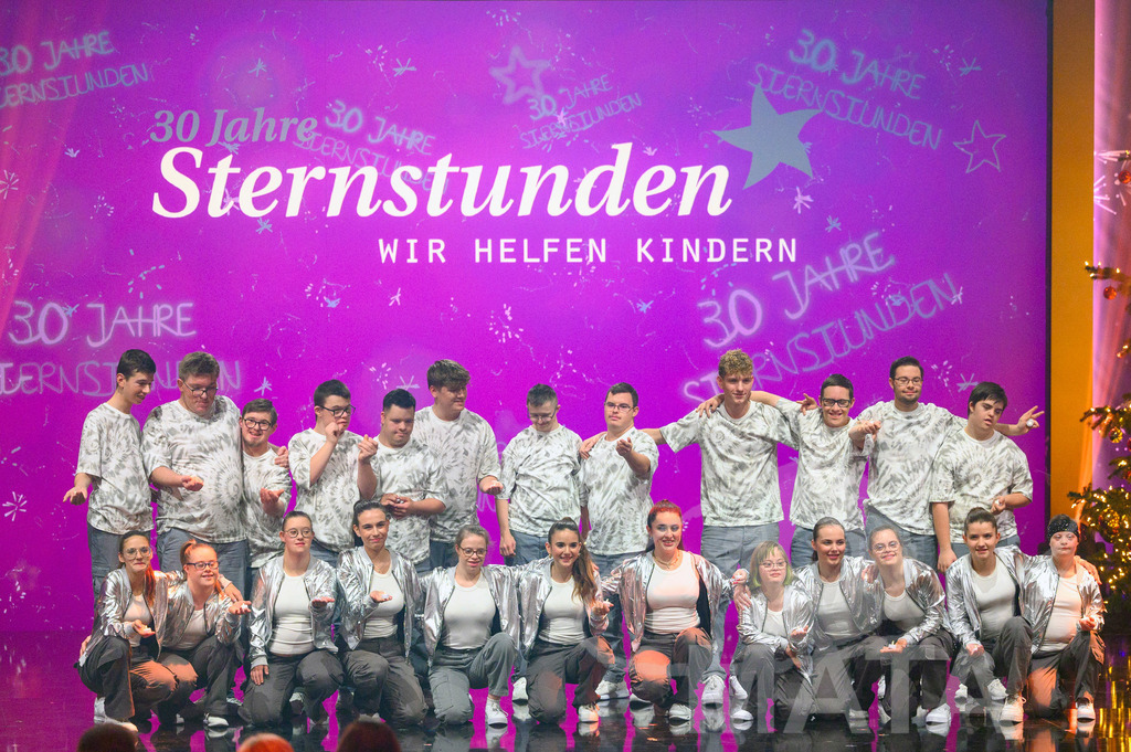 _DWI6098 | Projekt Act "Einsmehr" Tanz bei '30 Jahre Sternstunden-Gala 2023' in der Frankenhalle. Nürnberg, 15.12.2023 - Realisiert mit Pictrs.com