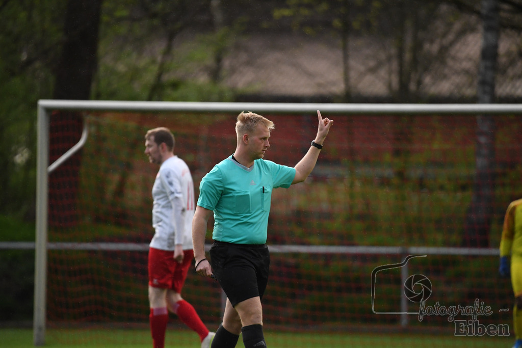 SV Eintracht Wiefelstede-VFL Bad Zwischenahn | Herren Kreisliga; SV Eintracht Wiefelstede (weiß)-VFL Bad Zwischenahn (blau) am 09.04.2024; in Wiefelstede (Sportanlage Am Breeden), Photo: Philip Eiben 2024 - Realisiert mit Pictrs.com