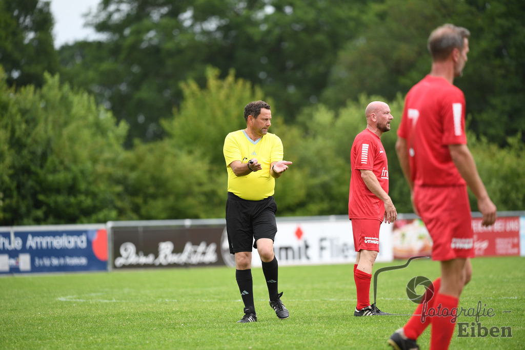 SV Brake Ü40-BW Bümmerstede (Ü40) | Kreispokal Finale Jade-Weser-Hunte Ü40; SV Brake Ü40 (rot)-BW Bümmerstede Ü40 (weiß) am 15.06.2025 in Rastede (Sportanlage Köttersweg), Photo: Philip Eiben 2025 - Realisiert mit Pictrs.com