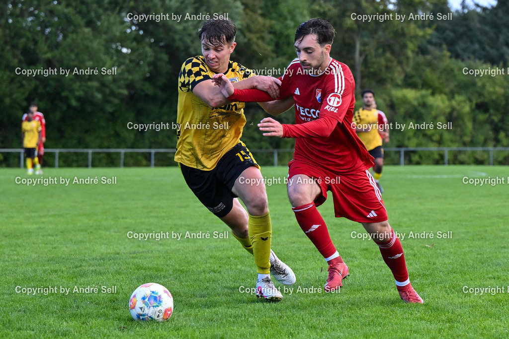 SpVg Eidertal Molfsee vs SV Frisia 03 Risum-Lindholm | Enes Jasari (Molfsee #30) vs Tobias Pause (Frisia #15) / Fußball-Landesliga Schleswig Männer 2026/2027 / SpVg Eidertal Molfsee vs SV Frisia 03 Risum-Lindholm / Platz A / Molfsee / 05.09.26 - Realisiert mit Pictrs.com