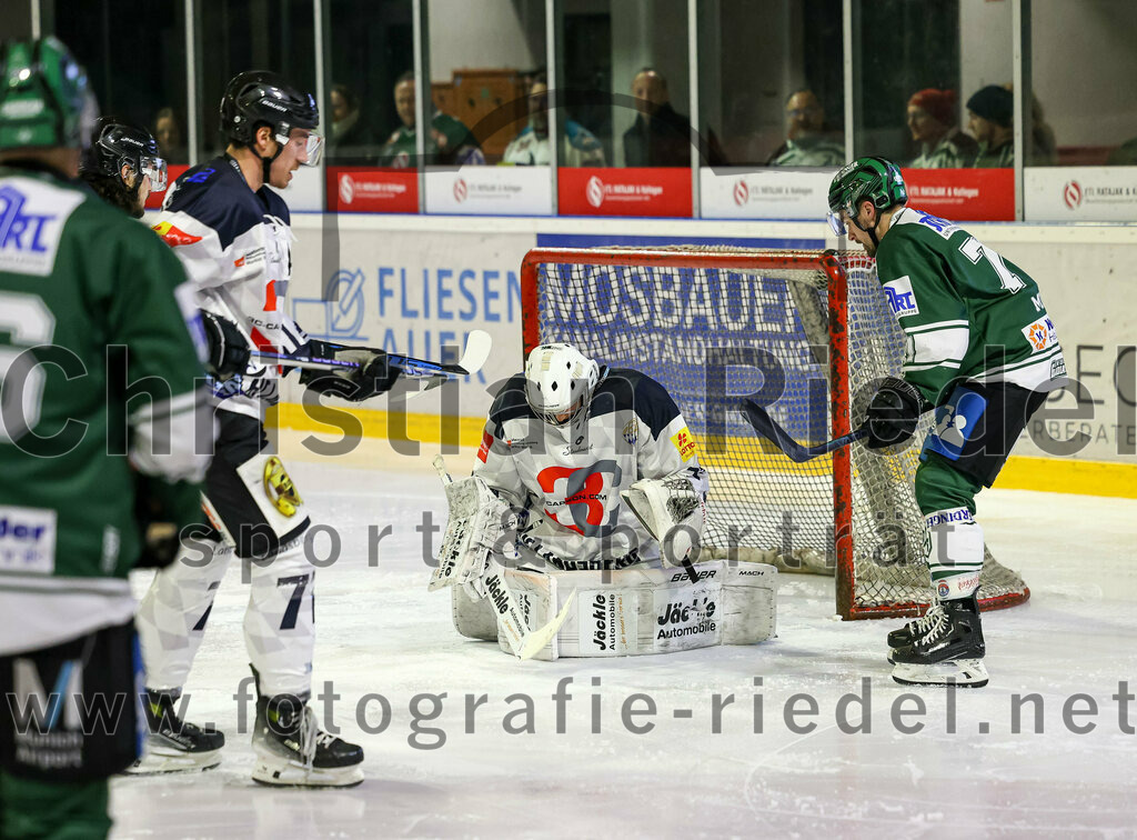 2024-01-26_089_TSV_Erding_gegen_HC_Landsberg | Erding, Deutschland, 26.01.2024:
Eishockey, Bayernliga Vorrunde 2023 / 2024, 28. Spieltag, TSV Erding gegen HC Landsberg, Endergebnis: 6:2

Florian Reicheneder (HC Landsberg, #72), Torwart Moritz Borst (HC Landsberg, #32), Philipp Michl (Erding Gladiators, #77)

Foto: Christian Riedel / fotografie-riedel.net