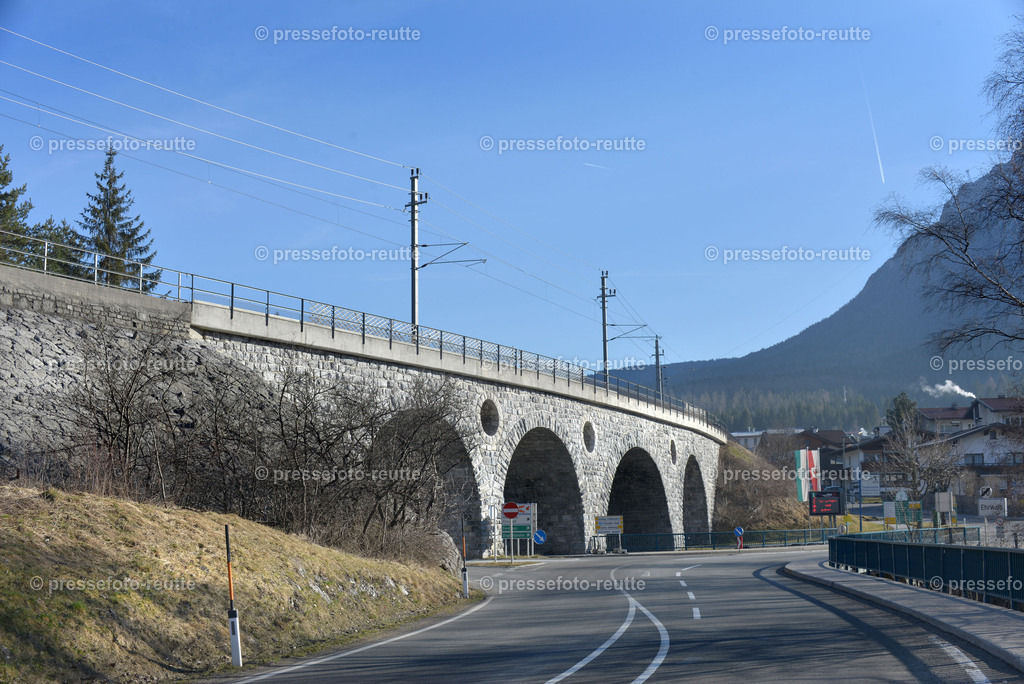 welltvi-Ausserfernbahn-Viadukt-Ehrwaldr_18032020-WTV_2642 | Info aus dem Bezirk Reutte/Ausserfern Tirol sowie eine umfangreiche Bilddatenbank über die gesamte Region: Lechtal, Talkessel Reutte, Tannheimertal, Zwischentoren. Lech, Plansee, Zugspitze, Grenztunnel, B179, Fernpassstraße, Verkehr, Lawinen, Tradition, - Realisiert mit Pictrs.com