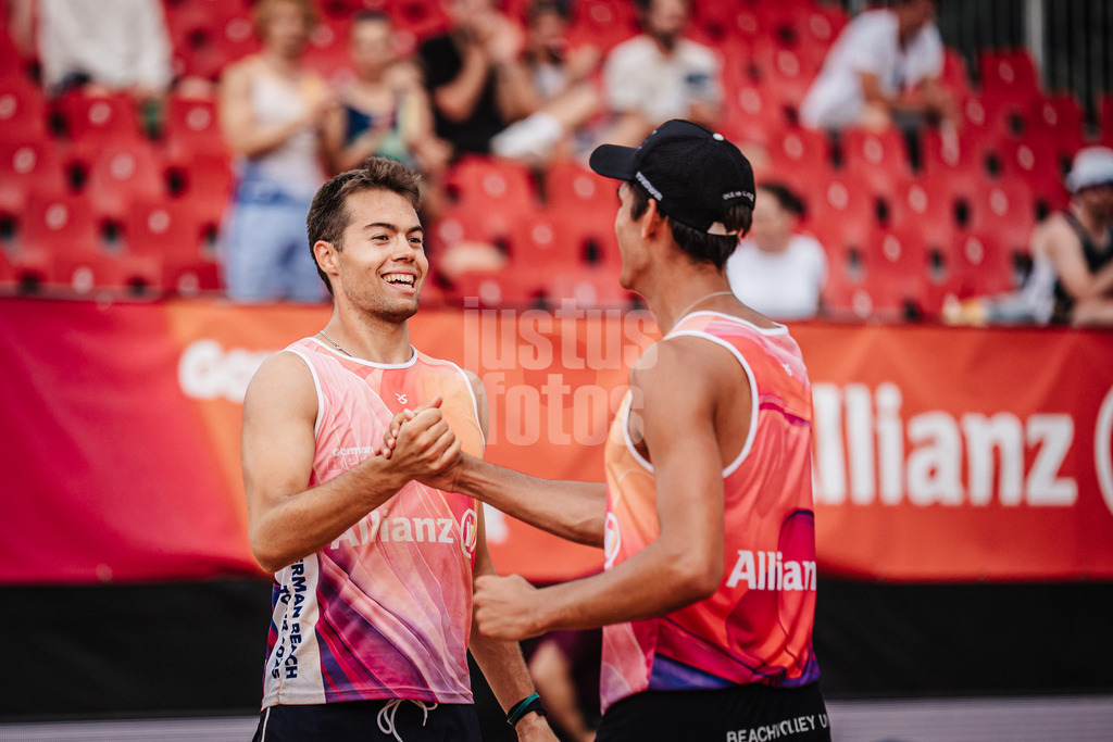 Beachvolleyball | München | Allianz German Beach Tour 2025 | Tourstop München | 03.07.2025 | v.l. Yannick Bibelriether und Valentin Schneckenburger jubeln nach dem Sieg