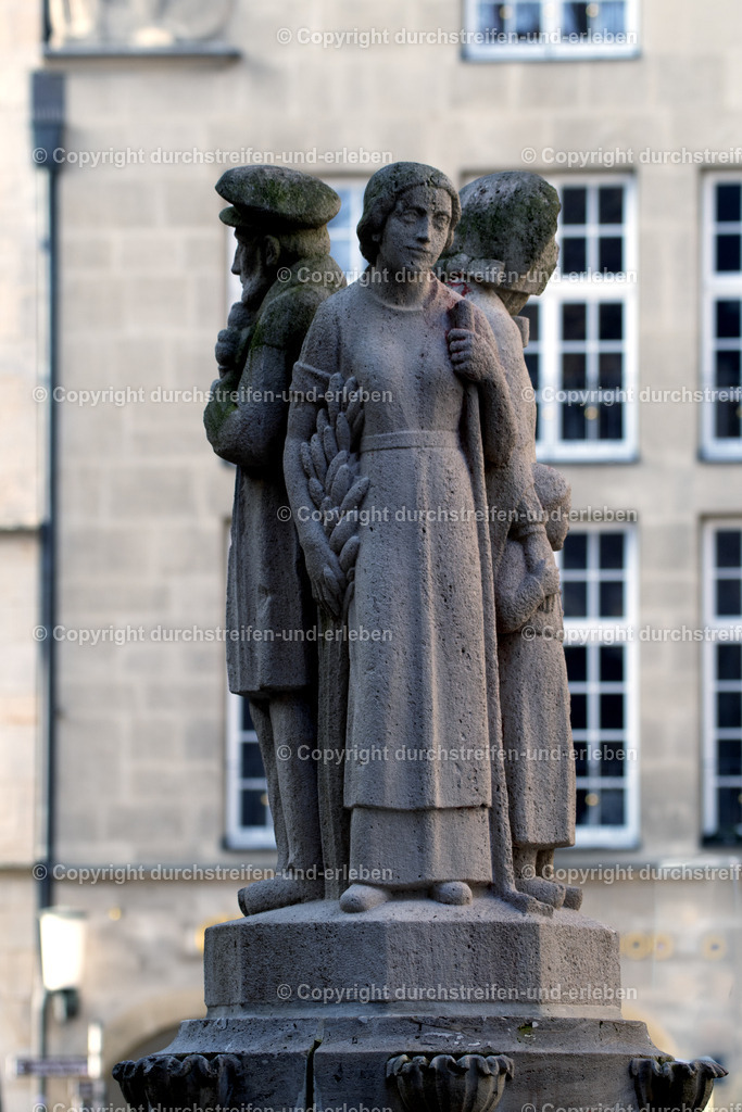 Lambertibrunnen Münster | Der Lambertibrunnen in Münster weist auf eine bäuerliche Familie beim Tanzen zu Ehren des Heiligen Lambertus hin. - Realisiert mit Pictrs.com