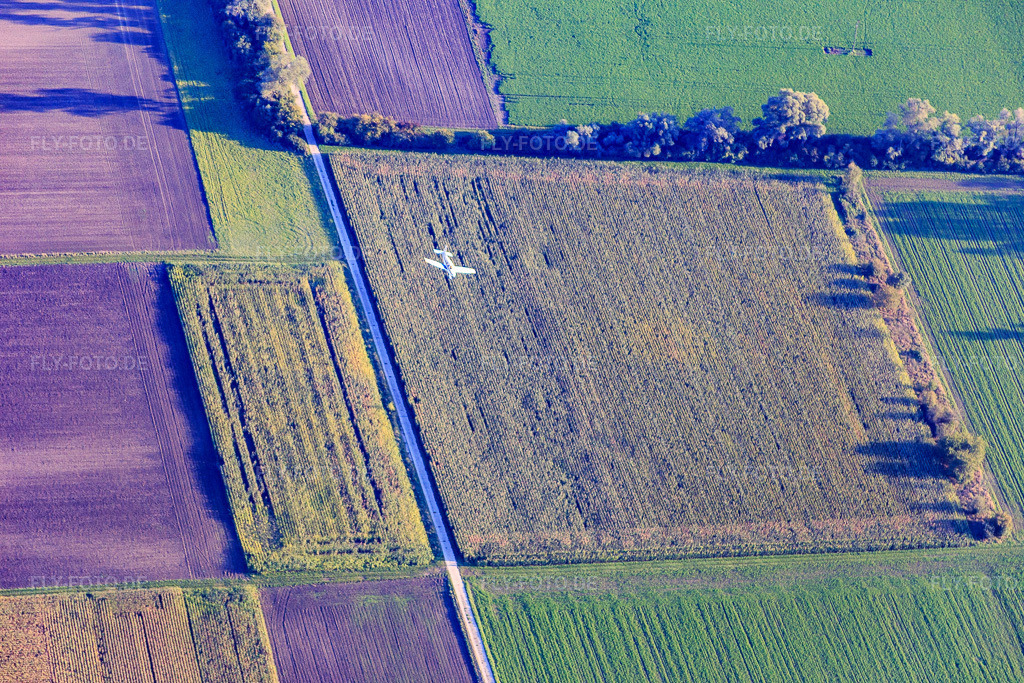 Luftbild: Sportflugzeug im Anflug auf Flugplatz Herrenteich in Hockenheim im Bundesland Baden-Württemberg in Deutschland. Foto: IMG_073059.jpg vom 23.09.2014 durch Werner Riehm/FLY-FOTO.deWWW.EDEH.DE