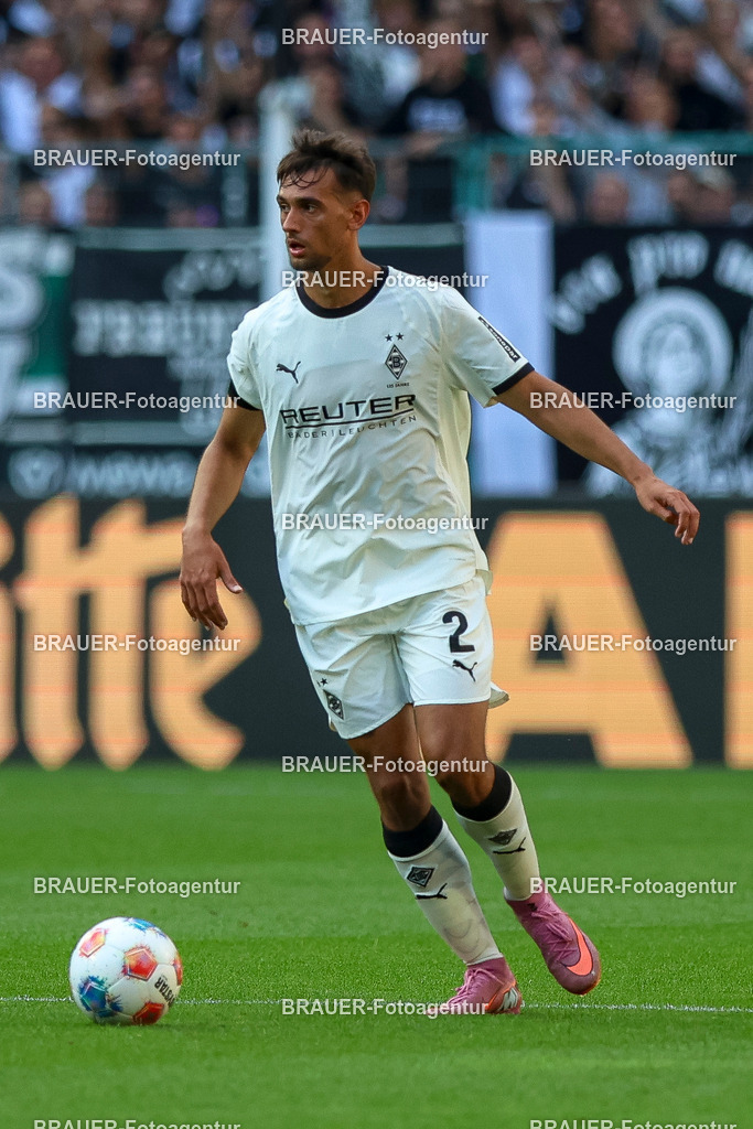 Borussia Mönchengladbach vs Hamburger SV - Bundesliga  | Mönchengladbach, Deutschland, 24.08.25:   Fabio Chiarodia (Borussia Mönchengladbach) in Aktion am Ball, Einzelaktion waehrend des Spiels der Bundesliga zwischen Borussia Mönchengladbach vs Hamburger SV im Stadion im Borussia Park(Foto von Brauer-Fotoagentur / Adrian Schlueter)
