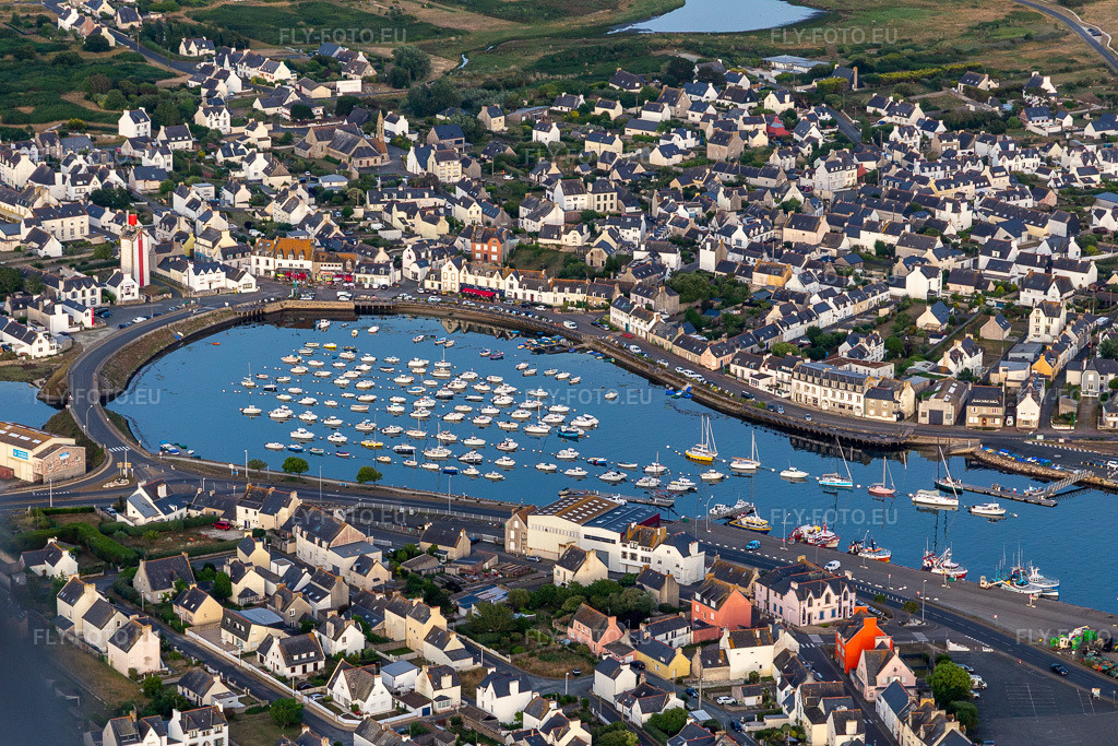 Vue aérienne: Port de Guilvinec-Treffiagat à Treffiagat dans le département Finistère, France. Photo: IMG_132646.jpg prise le 17/06/2022 par Werner Riehm/FLY-FOTO.eu – Résolution de l'original: 5016 x 3344 px