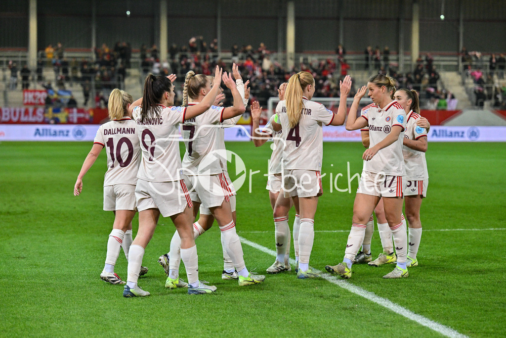 FC Bayern München Frauen - Juventus Turin Frauen | Jubel nach dem Treffer zum 1-0 fuer die FCB Frauen durch Jovana DAMNJAVOVIC (FCB #9) / Freude / Happy / Tor / Torschuetzin / Womens Champions League: FC Bayern Frauen - Juventus FC, FC Bayern Campus am 12.12.2024