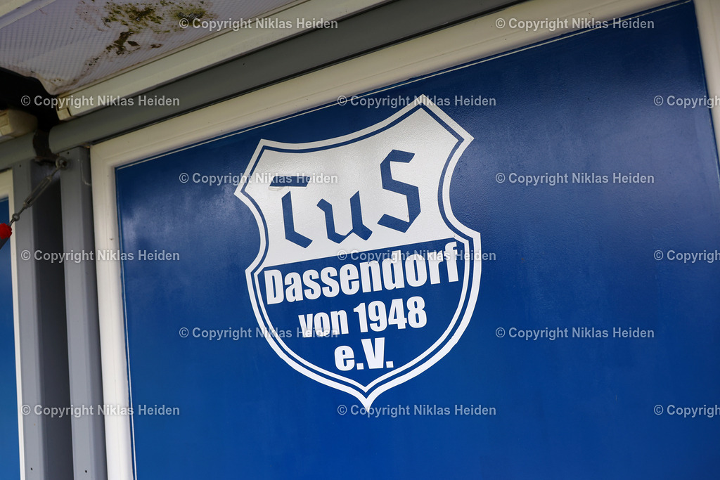 NH_TuSDassendorf_ETSVHamburg_OberligaHamburg_02042026 | Wappen der TuS Dassendorf auf der Trainerbank.Fußball I Herren I Gamesright Oberliga Hamburg I Saison 2025-2026  I 18. Spieltag I TuS Dassendorf - ETSV Hamburg I 02.04.2026 I Sportplatz Wendelweg
