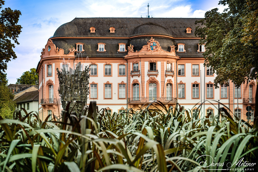 Der Mainzer Schillerplatz | Der Osteiner Hof (1747 und 1752) und der Fastnachtsbrunnen am Schillerplatz in Mainz