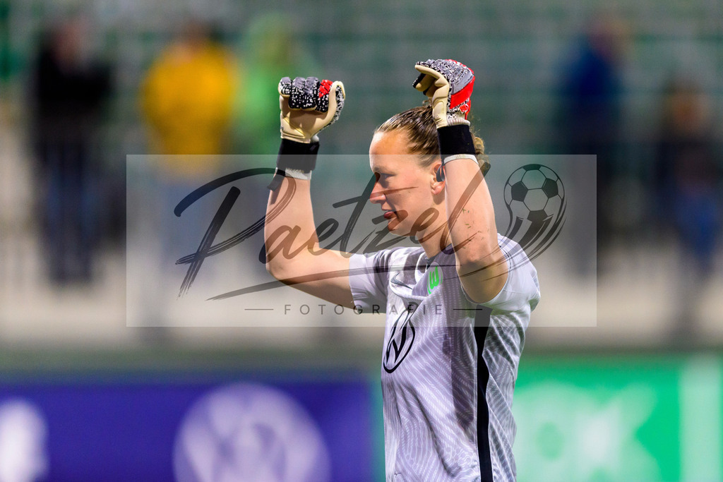 WOBSER20211013_057 | Fussball, Frauen: Torwart Almuth Schult (VfL Wolfsburg) Schlussjubel, jubelt nach dem 5:0 Sieg beim Spiel der UEFA Women´s Champions League zwischen VfL Wolfsburg und Servette FC im AOK-Stadion am 13.10.2021 in Wolfsburg, Deutschland. - Realisiert mit Pictrs.com