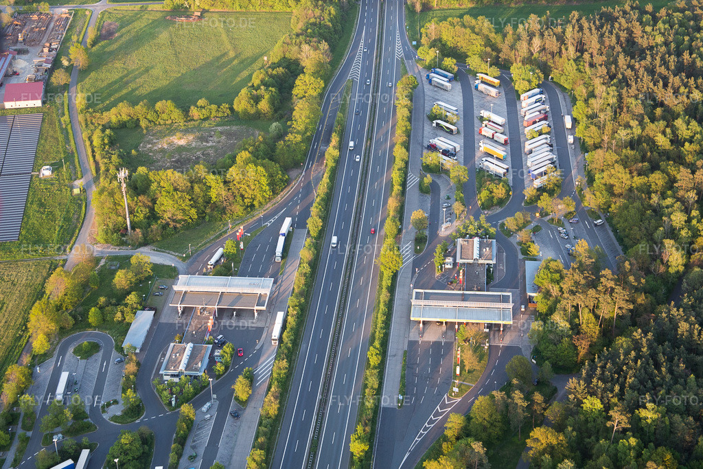 Luftbild: Kitzingen, Autobahnraststätte A3 im Ortsteil Haidt in Kleinlangheim im Bundesland Bayern in Deutschland. Foto: IMG_088080.jpg vom 06.05.2016 durch Werner Riehm/FLY-FOTO.de