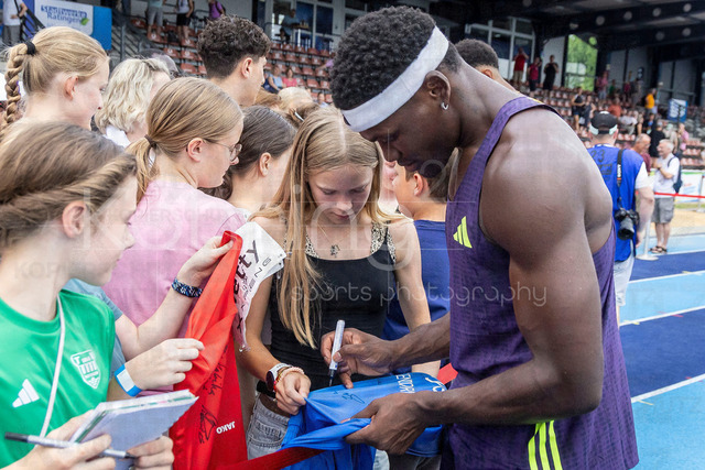 Multisport Event; Ratingen, 28.06.2026 | RATINGEN, GERMANY - JUNE 28, 2026 :  Makenson Gletty (FRA / France) with a fan during the Multisport Event at Stadion Ratingen on June 28, 2026 in Ratingen, Germany.