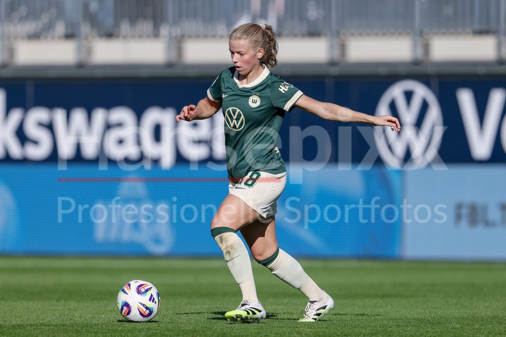 Fussball, Google Pixel Frauen-Bundesliga, VfL Wolfsburg - FC Carl Zeiss Jena | Justine Kielland (VfL Wolfsburg, 18) am Ball, Freisteller, Einzelbild, Ganzkörper, Aktion, Action, Spielszene, DIE DFB-RICHTLINIEN UNTERSAGEN JEGLICHE NUTZUNG VON FOTOS ALS SEQUENZBILDER UND/ODER VIDEOÄHNLICHE FOTOSTRECKEN. DFB REGULATIONS PROHIBIT ANY USE OF PHOTOGRAPHS AS IMAGE SEQUENCES AND/OR QUASI-VIDEO.