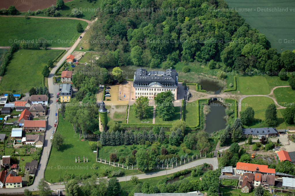 3001326 | Das Schloss Oppurg (auch als Schloss Niederoppurg bezeichnet) ist ein barockes Schloss in Oppurg bei Pößneck (Saale-Orla-Kreis) im Osten Thüringens. Das Schloss besteht aus drei Flügeln: dem südlichen Hauptflügel sowie dem östlichen und dem westlichen Nebenflügel. Auf dem Schlossgelände bestehen darüber hinaus eine Kutschremise, ein Turm der ehemaligen Burg, ein das Schloss umgebender Wassergraben sowie östlich des Hauses ein Schlossgarten im Stil eines englischen Landschaftsparks. Heute gehört das Schloss dem Christlichen Jugenddorfwerk Deutschlands. Es wird als Europäisches Bildungszentrum, Tagungshaus und Jugendbildungsstätte für Veranstaltungen genutzt.