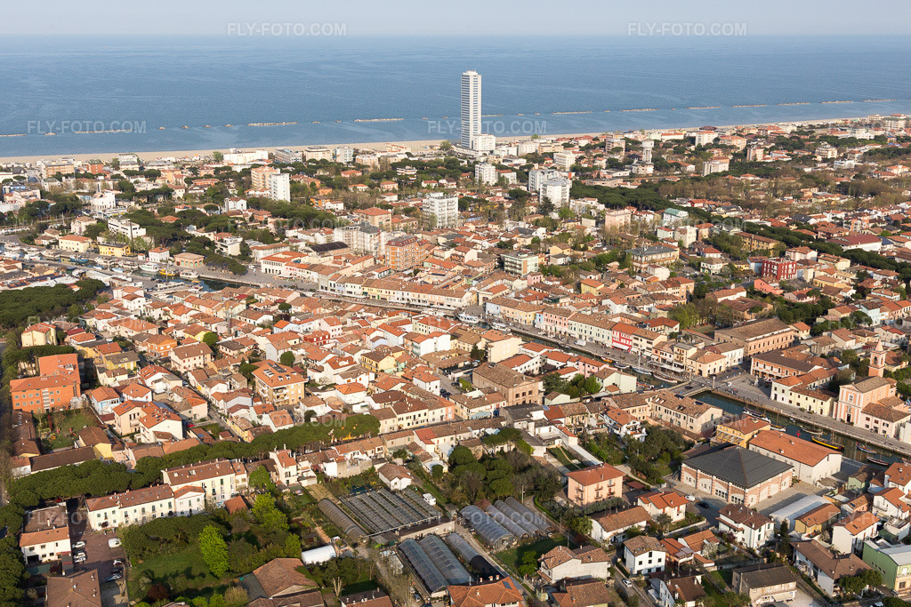 Aerial view: View of the town in Cesenatico in the state Forlì-Cesena, Italy. – Photo: IMG_098441.jpg taken on 04/05/2017 by Werner Riehm/FLY-FOTO.com – Resolution of the original: 5020 x 3347 px