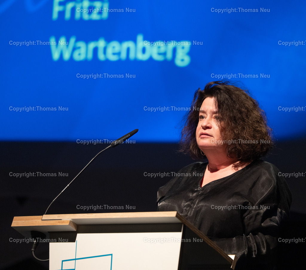 kurt-huebner-regiepreis-fritzi-wartenberg-bensheim-fotografie-thomas-neu.jpg-2 | Im Parktheater Bensheim fand am 28. März 2026 die Verleihung des Eysoldt-Rings 2025 statt – eine der bedeutendsten Auszeichnungen für Schauspielkunst im deutschsprachigen Raum. Der Preis ging an Thomas Schmauser, der für seine herausragende darstellerische Leistung geehrt wurde.Im Rahmen der Veranstaltung wurde außerdem der Kurt-Hübner-Regiepreis an Fritzi Wartenberg verliehen, die für ihre besondere künstlerische Handschrift und Regiearbeit ausgezeichnet wurde.,für Fritrzi Wartenberg hielt Almut Wagner die Laudatio, Bild: Thomas Neu