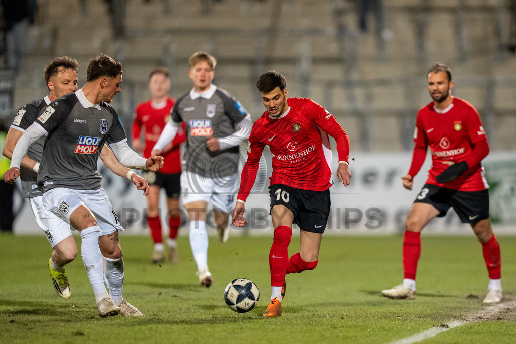 SG Sonnenhof Grossaspach vs. SSV Ulm 1846 Fussball, Fussball, WFV-Pokal, Viertelfinale, 01.04.2026 | Luca Bazzoli (SSV Ulm 1846 Fussball, #18) im Zweikampf mit Mert Tasdelen (SG Sonnenhof Grossaspach, #10),SG Sonnenhof Grossaspach vs. SSV Ulm 1846 Fussball, Fussball, WFV-Pokal, Viertelfinale, 01.04.2026