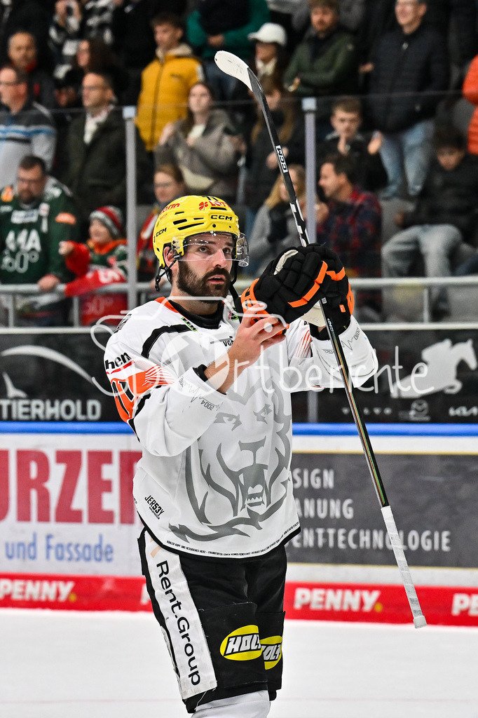 Augsburger Panther - Löwen Frankfurt | Die Spieler der Löwen bedanken sich bei den mitgereisten Fans / Linus FRÖDBERG (Löwen Frankfurt 71) beim match zwischen den Augsburger Panthern und den Löwen Frankfurt am 8. Spieltag der Penny DEL im Curt Frenzel Stadion am 19.10.2025
